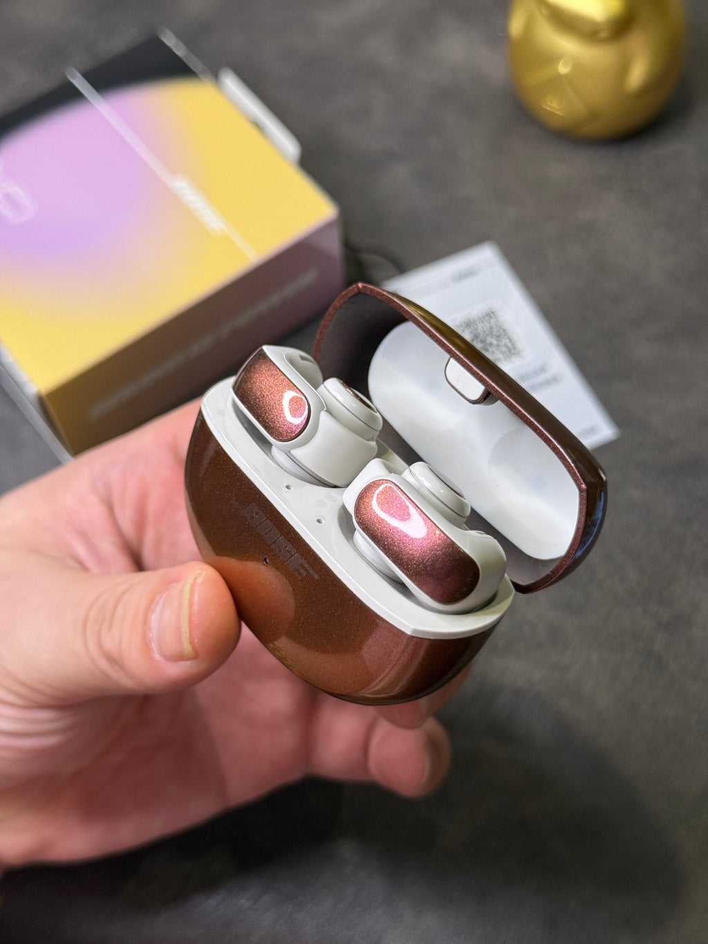 Fones de ouvido Bose Ultra Ear Clip Open na edição Poison