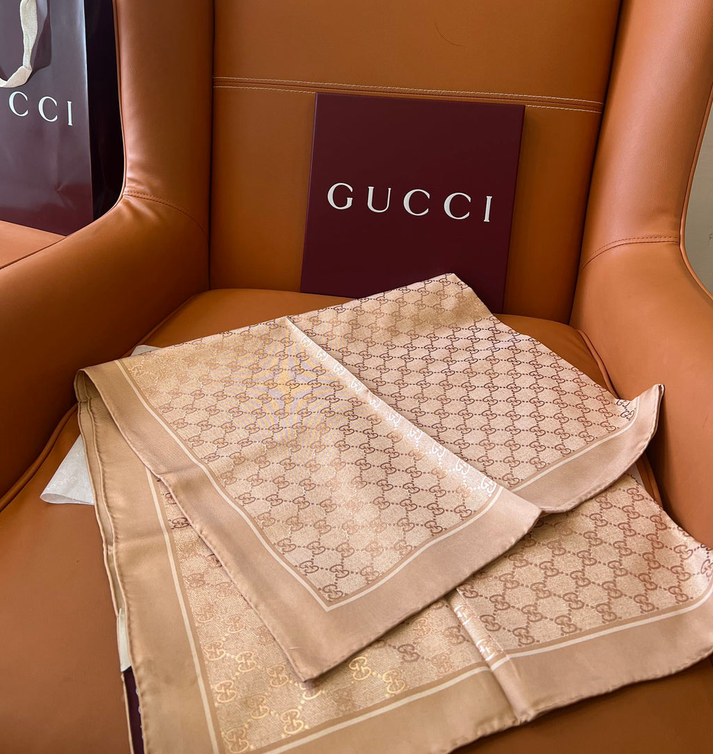 Lenço Gucci Quadrado de Seda Cor Nude Com Fundo Bege Rosado