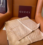 Lenço Gucci Quadrado de Seda Cor Nude Com Fundo Bege Rosado