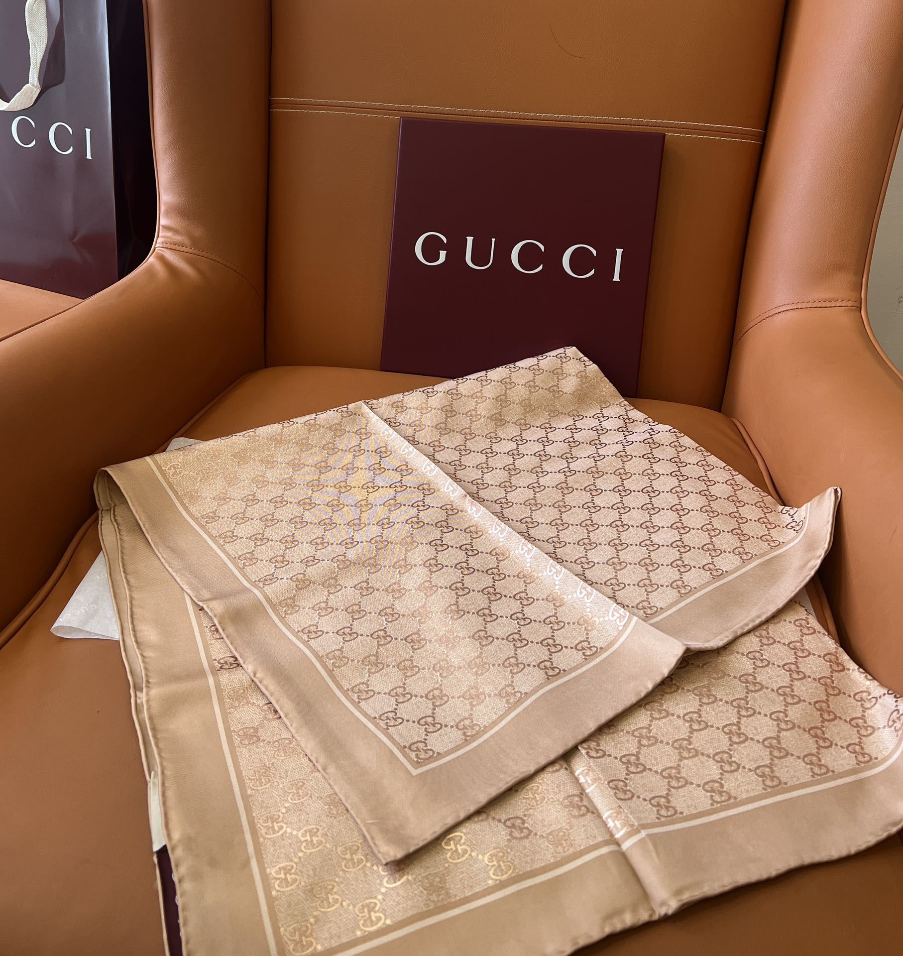 Lenço Gucci Quadrado de Seda Cor Nude Com Fundo Bege Rosado
