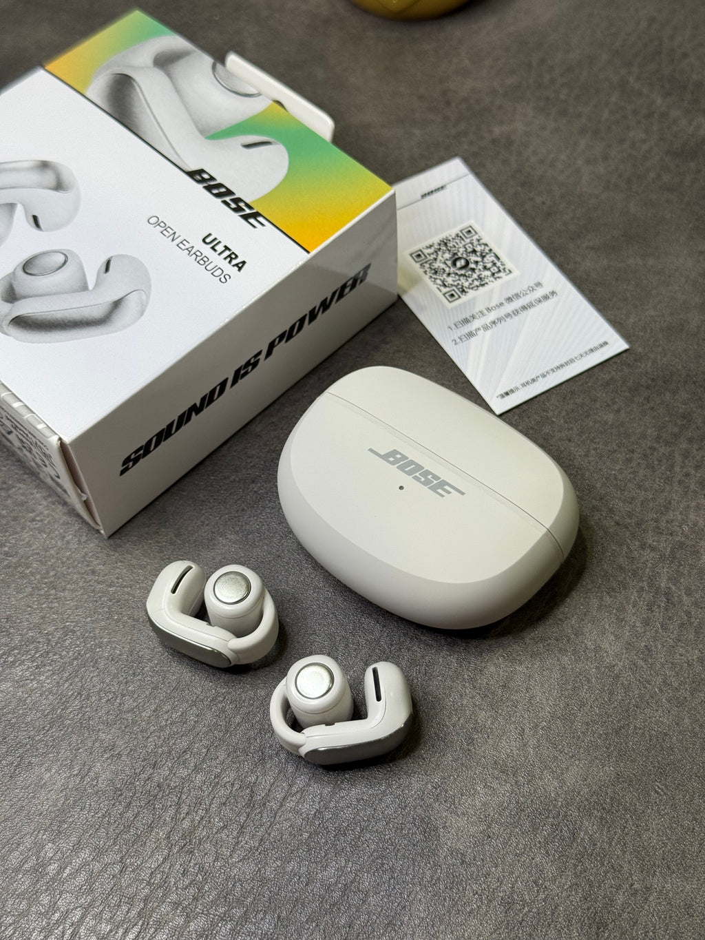 Fones de ouvido Bose Ultra Ear Clip Open na edição Poison