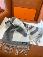 Cachecol Hermés Casaque Love Story  Cinza Mesclado e Branco