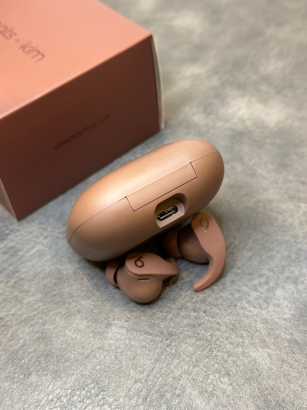 Beats Fit Pro x Kim com pop-up