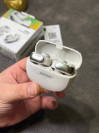 Fones de ouvido Bose Ultra Ear Clip Open na edição Poison