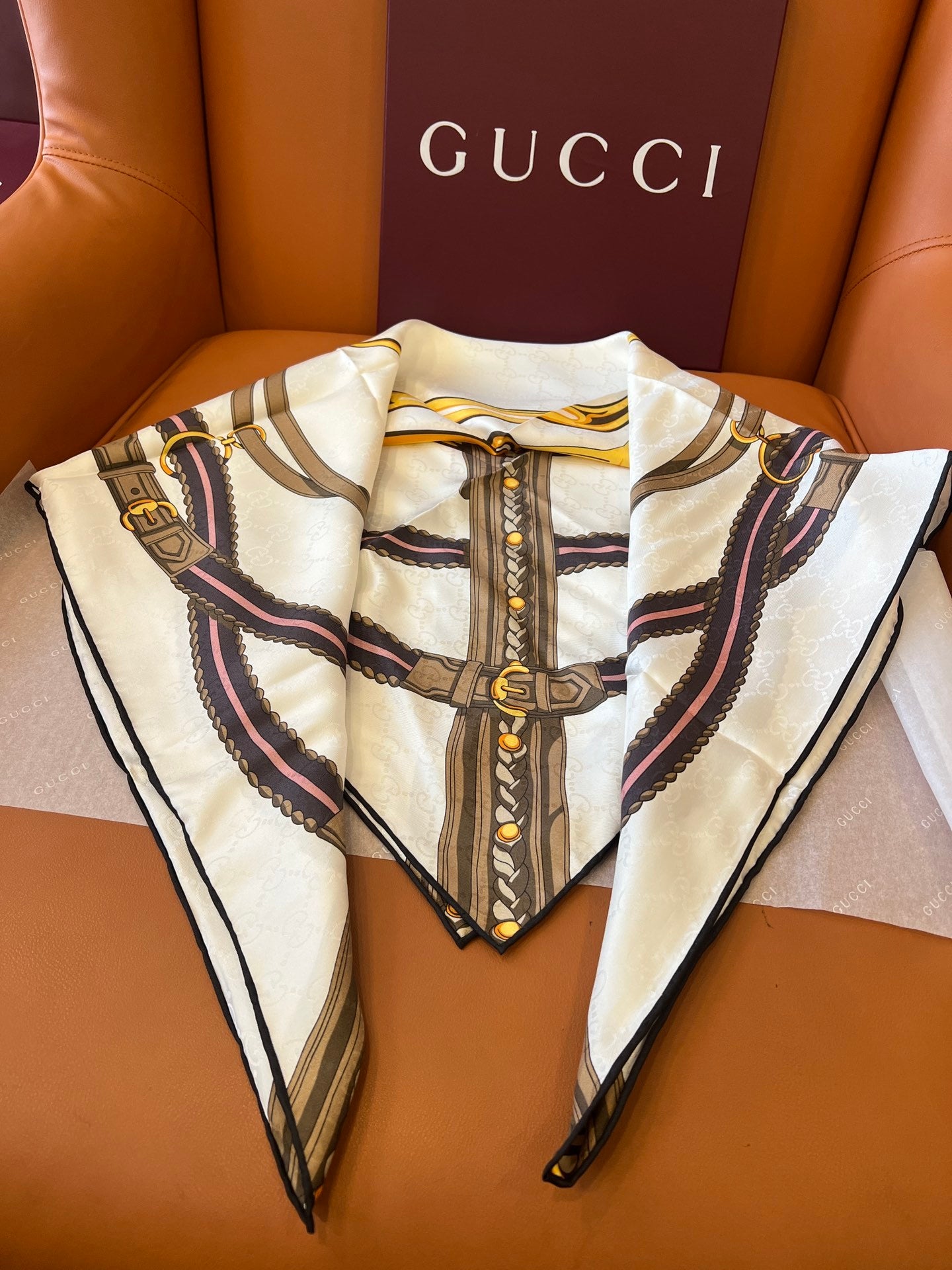 Lenço Gucci Quadrado de Seda Cor Fundo Creme/Marfim