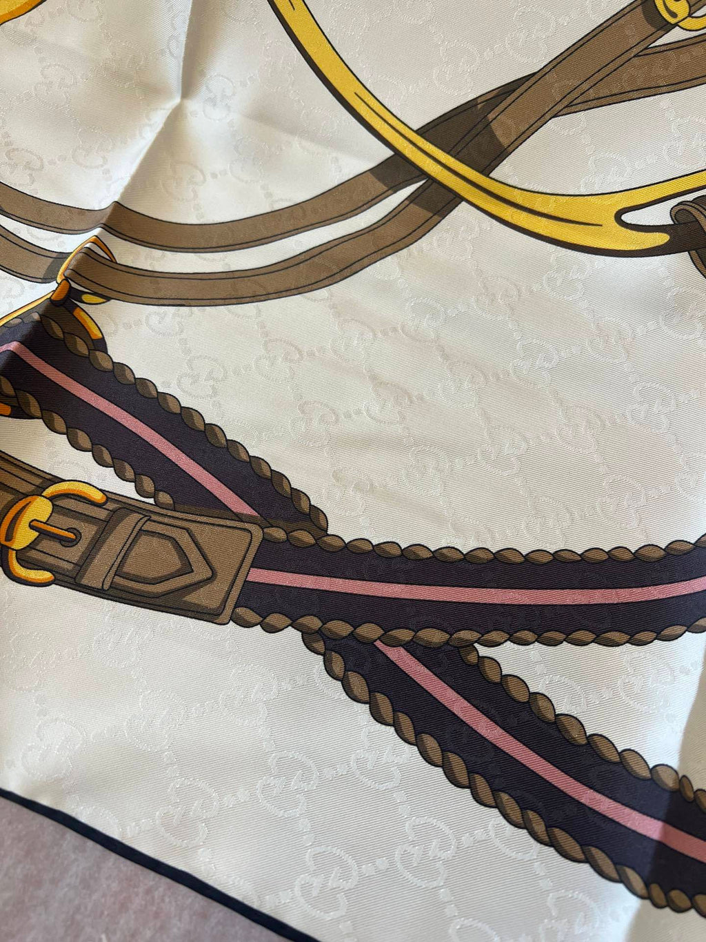 Lenço Gucci Quadrado de Seda Cor Fundo Creme/Marfim