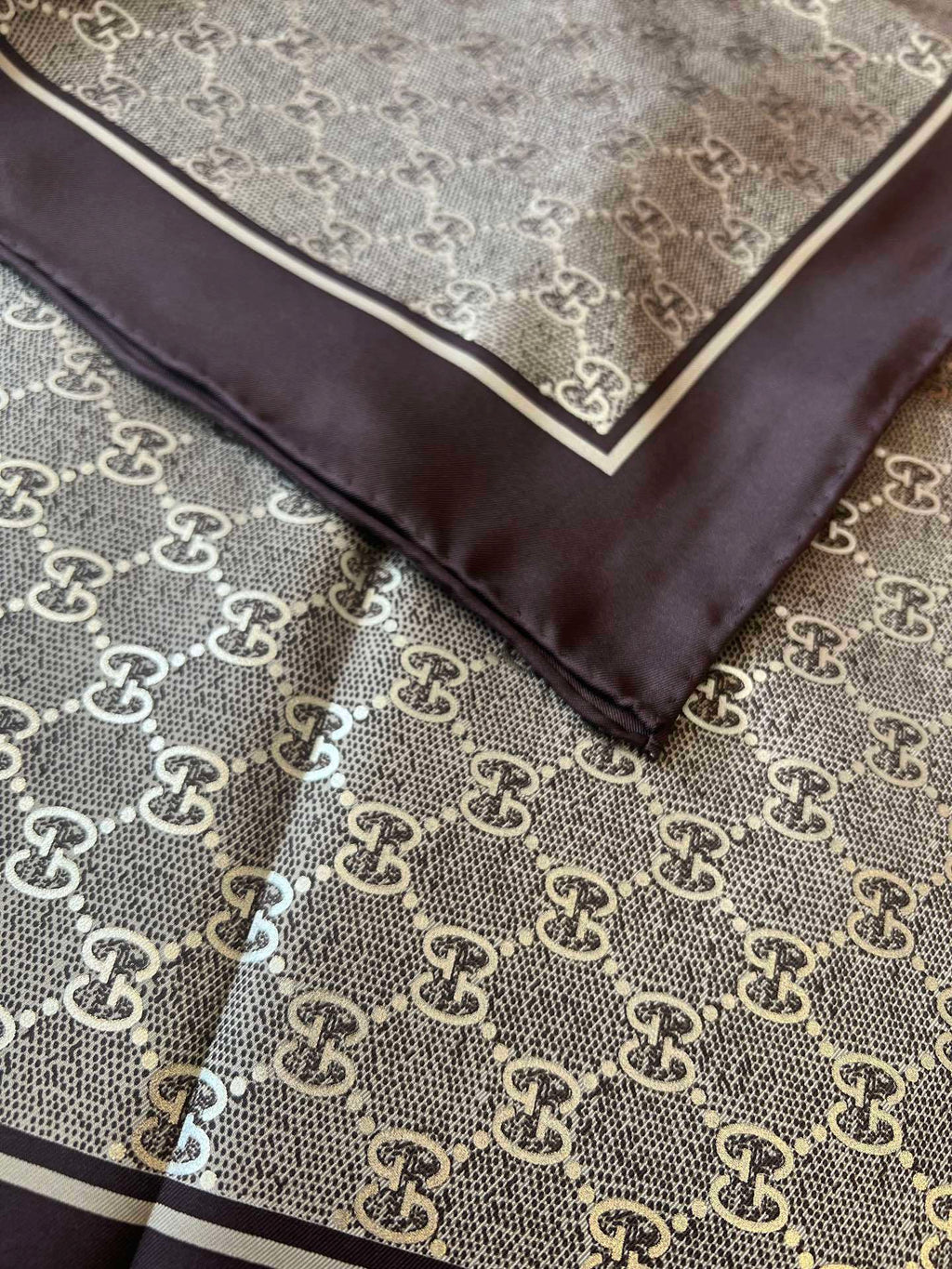 Lenço Gucci Quadrado de Seda Cor Marrom Escuro / Dourado