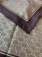 Lenço Gucci Quadrado de Seda Cor Marrom Escuro / Dourado