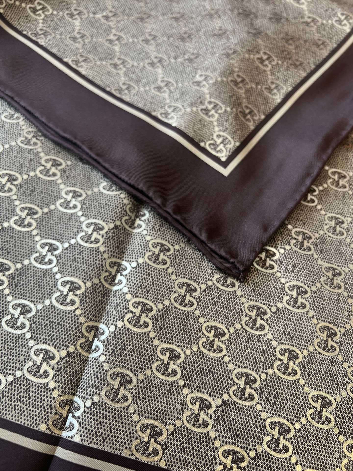 Lenço Gucci Quadrado de Seda Cor Marrom Escuro / Dourado