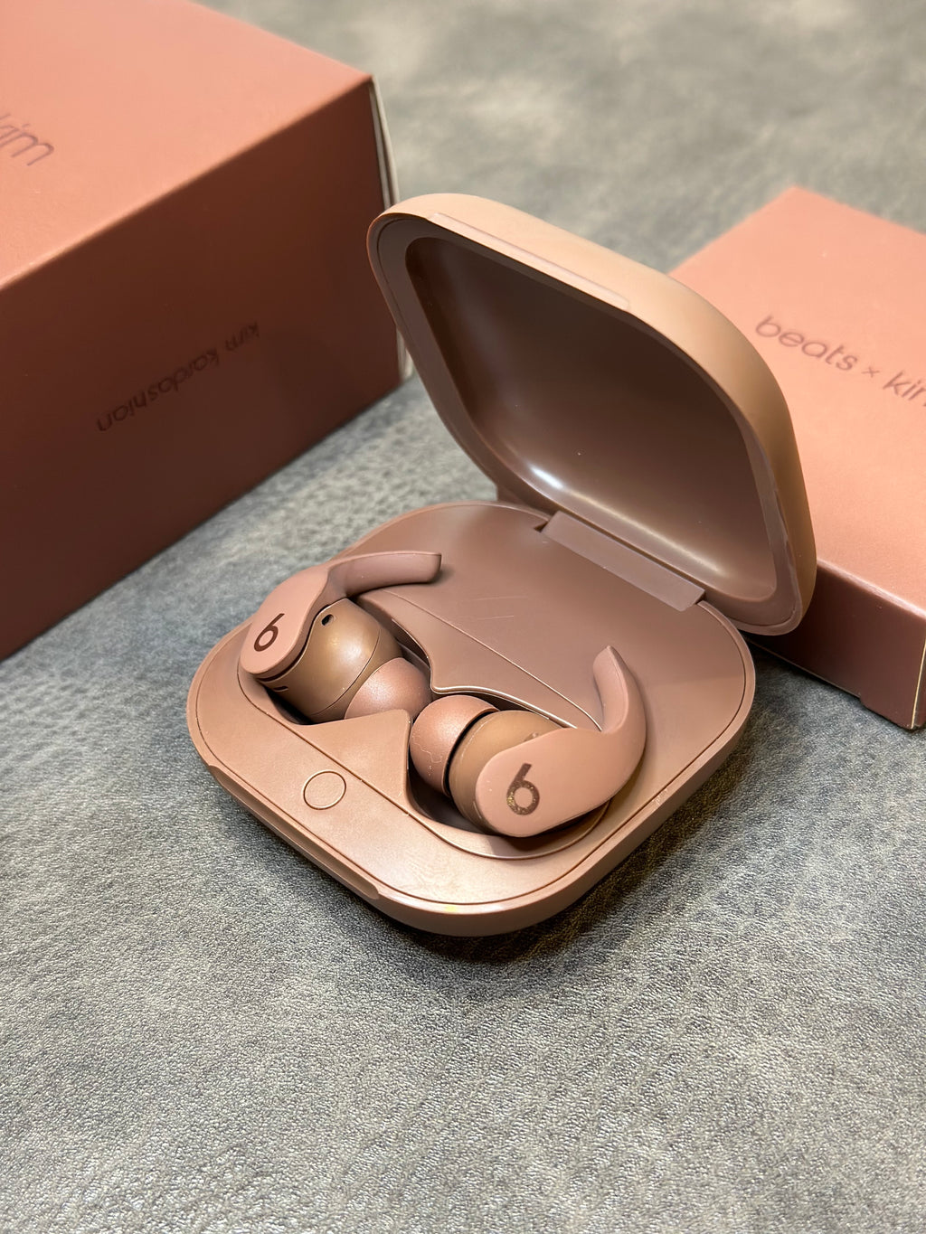 Beats Fit Pro x Kim com pop-up