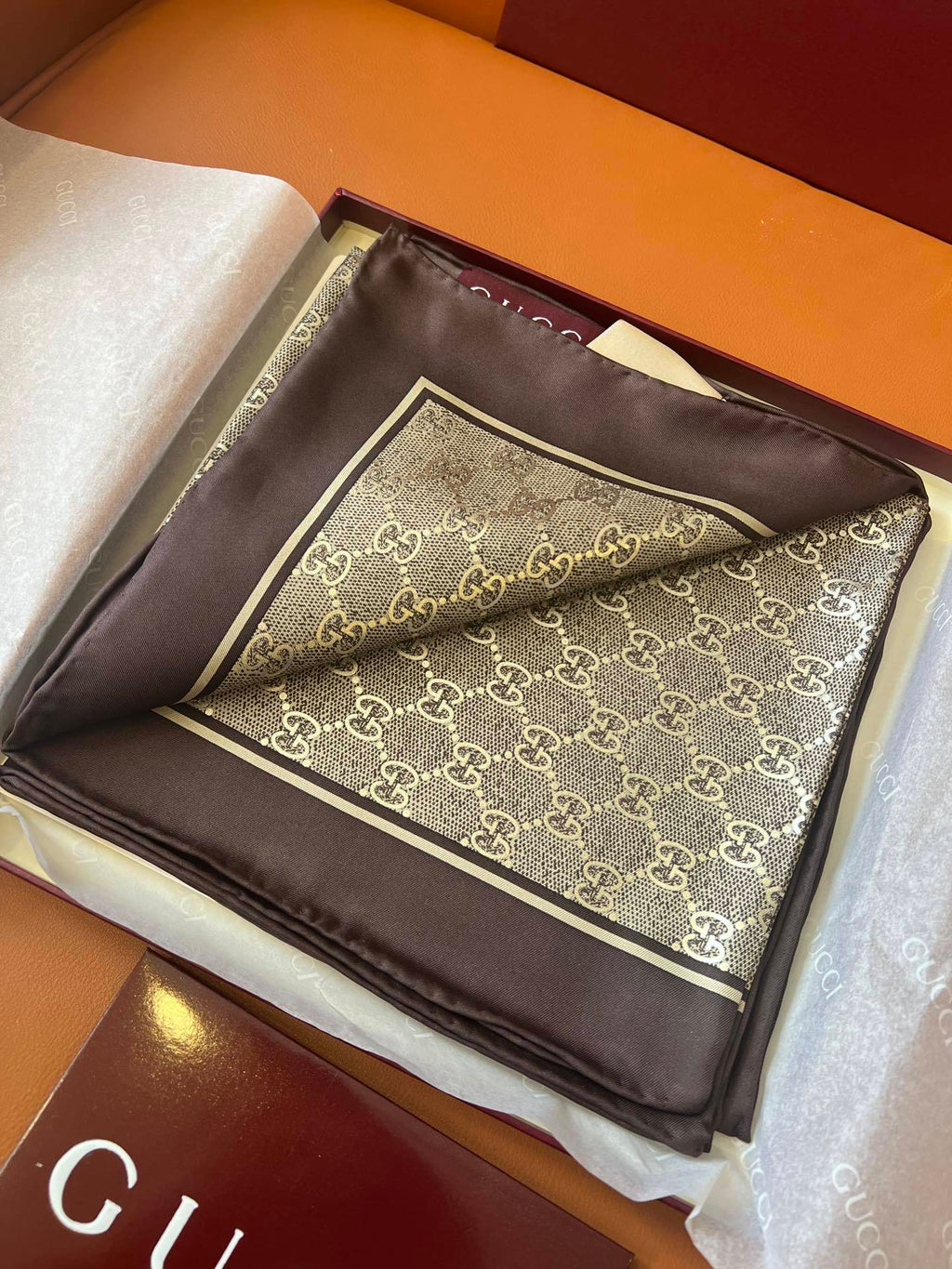 Lenço Gucci Quadrado de Seda Cor Marrom Escuro / Dourado