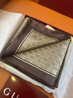 Lenço Gucci Quadrado de Seda Cor Marrom Escuro / Dourado