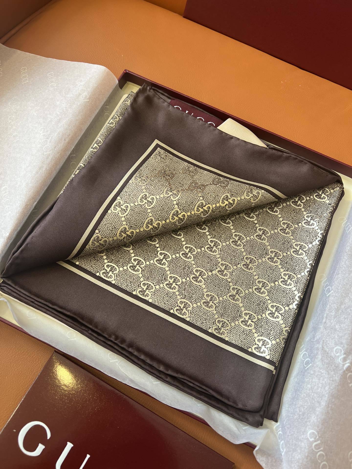 Lenço Gucci Quadrado de Seda Cor Marrom Escuro / Dourado