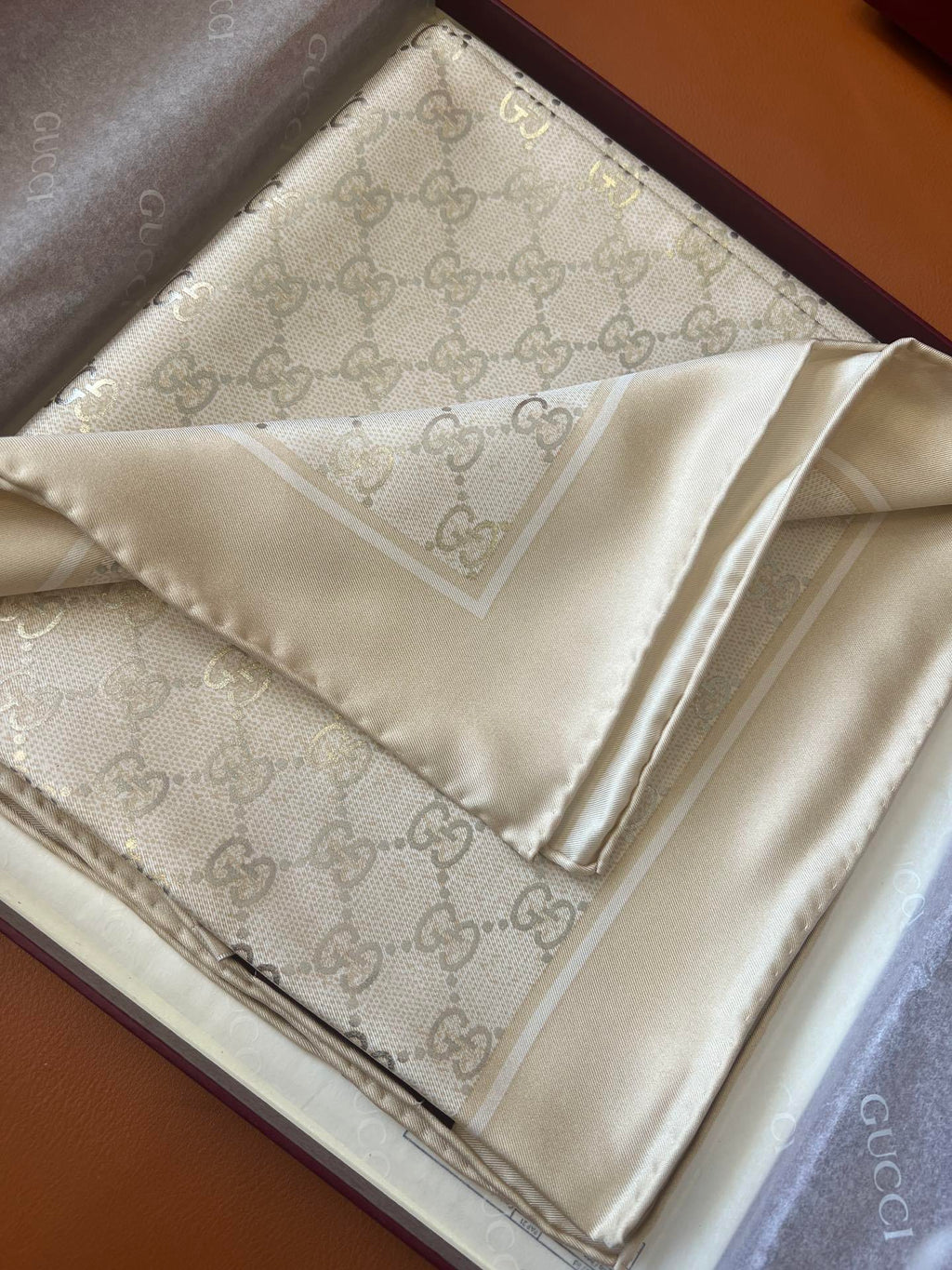 Lenço Gucci Quadrado de Seda Cor Off-white / Creme Perolado