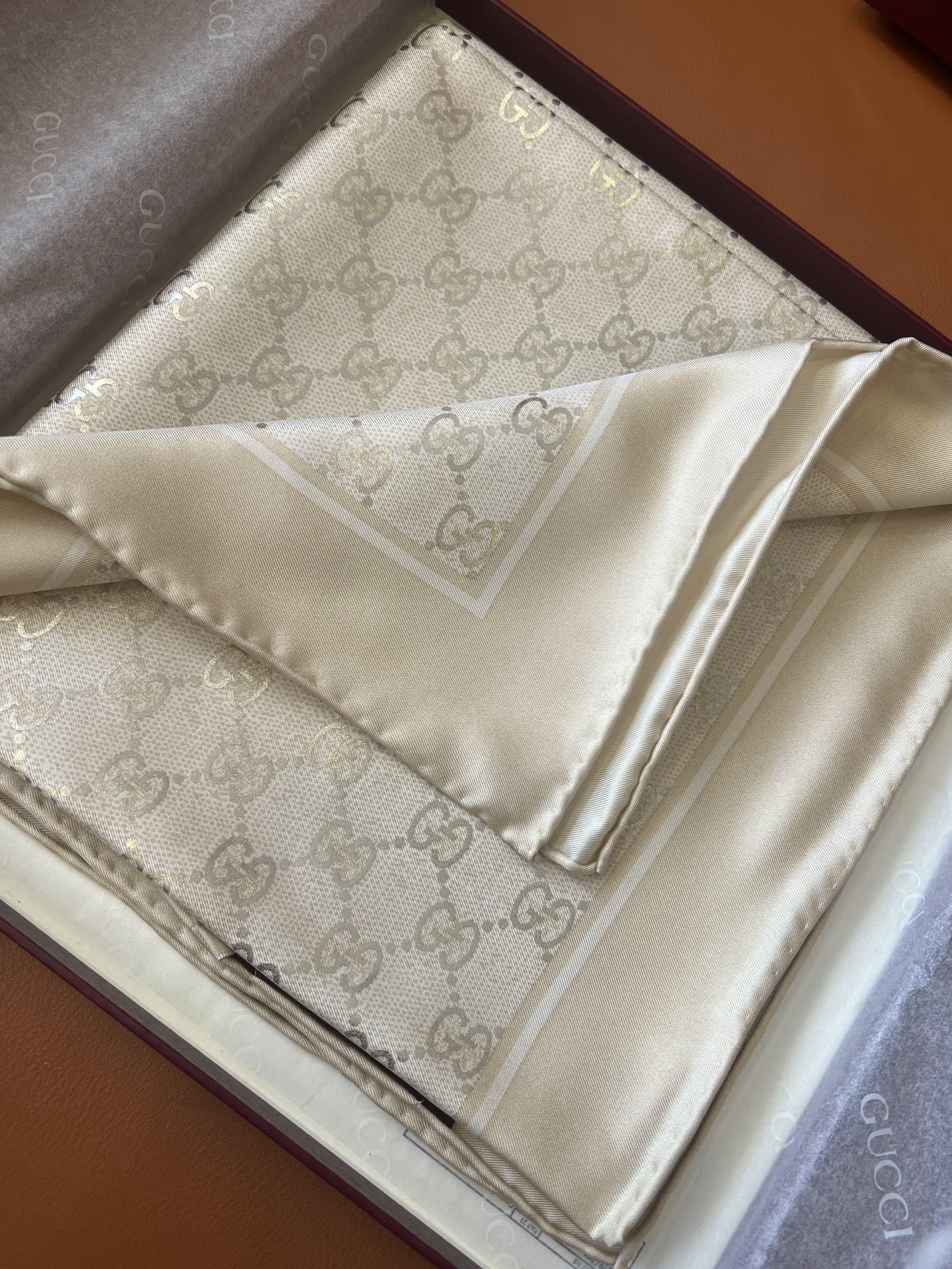Lenço Gucci Quadrado de Seda Cor Off-white / Creme Perolado