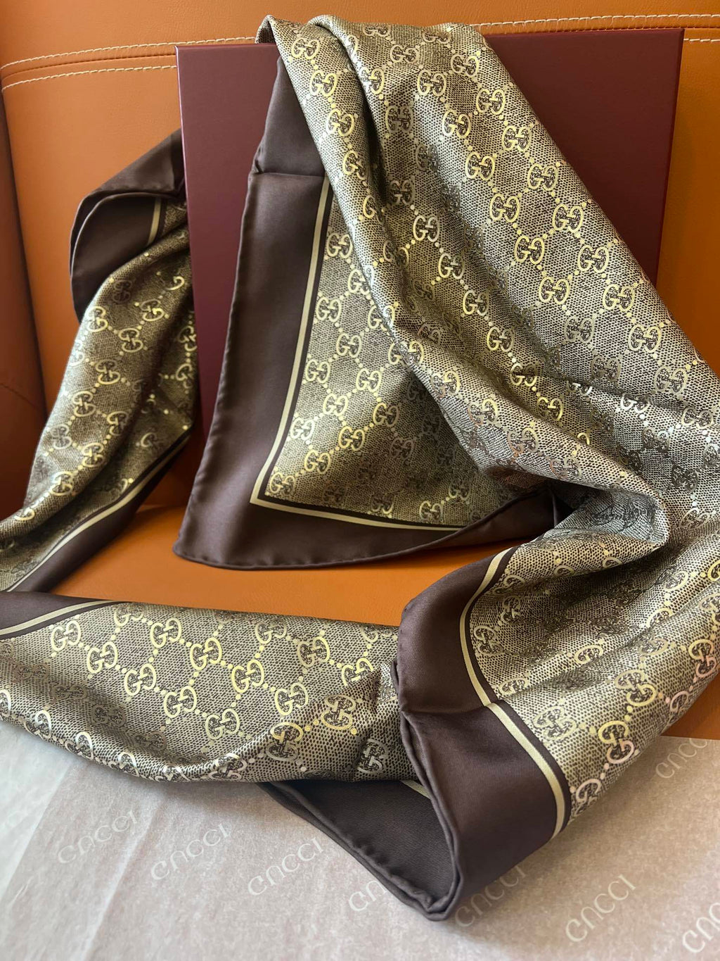 Lenço Gucci Quadrado de Seda Cor Marrom Escuro / Dourado