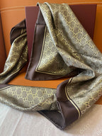 Lenço Gucci Quadrado de Seda Cor Marrom Escuro / Dourado
