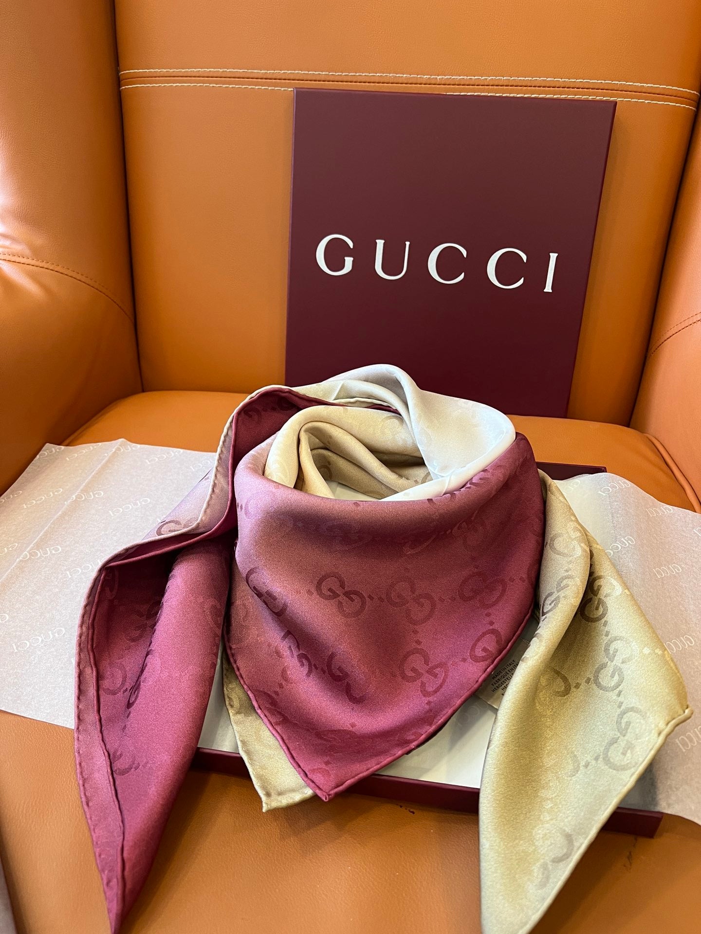 Lenço Gucci Quadrado de Seda Cor Degradê Rosado