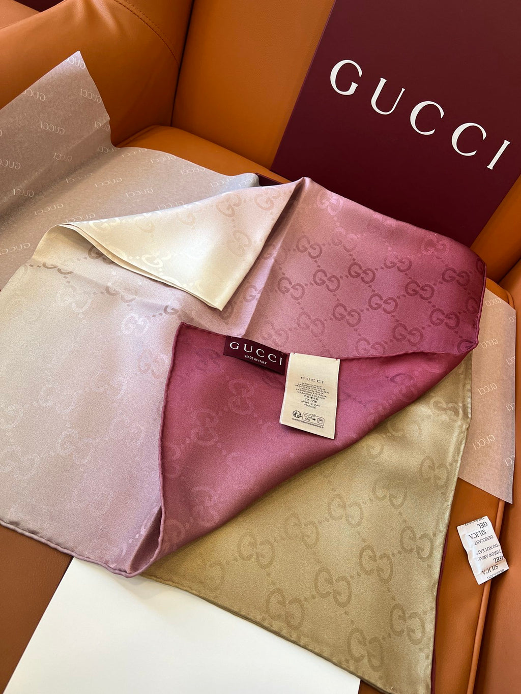 Lenço Gucci Quadrado de Seda Cor Degradê Rosado