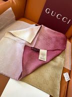Lenço Gucci Quadrado de Seda Cor Degradê Rosado