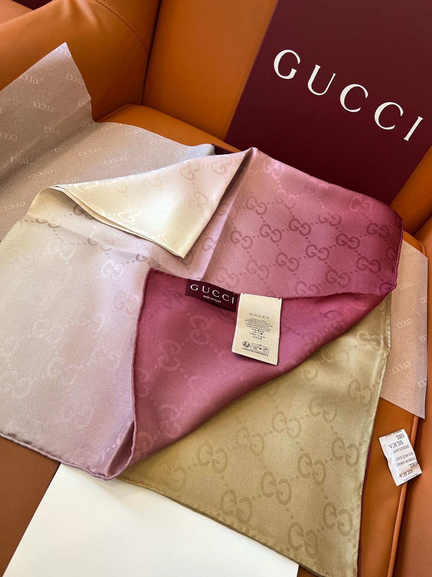 Lenço Gucci Quadrado de Seda Cor Degradê Rosado