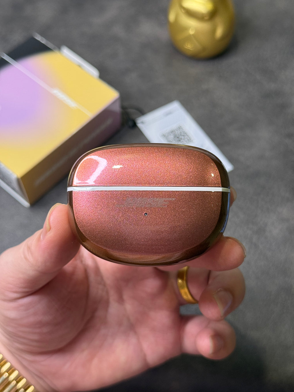 Fones de ouvido Bose Ultra Ear Clip Open na edição Poison