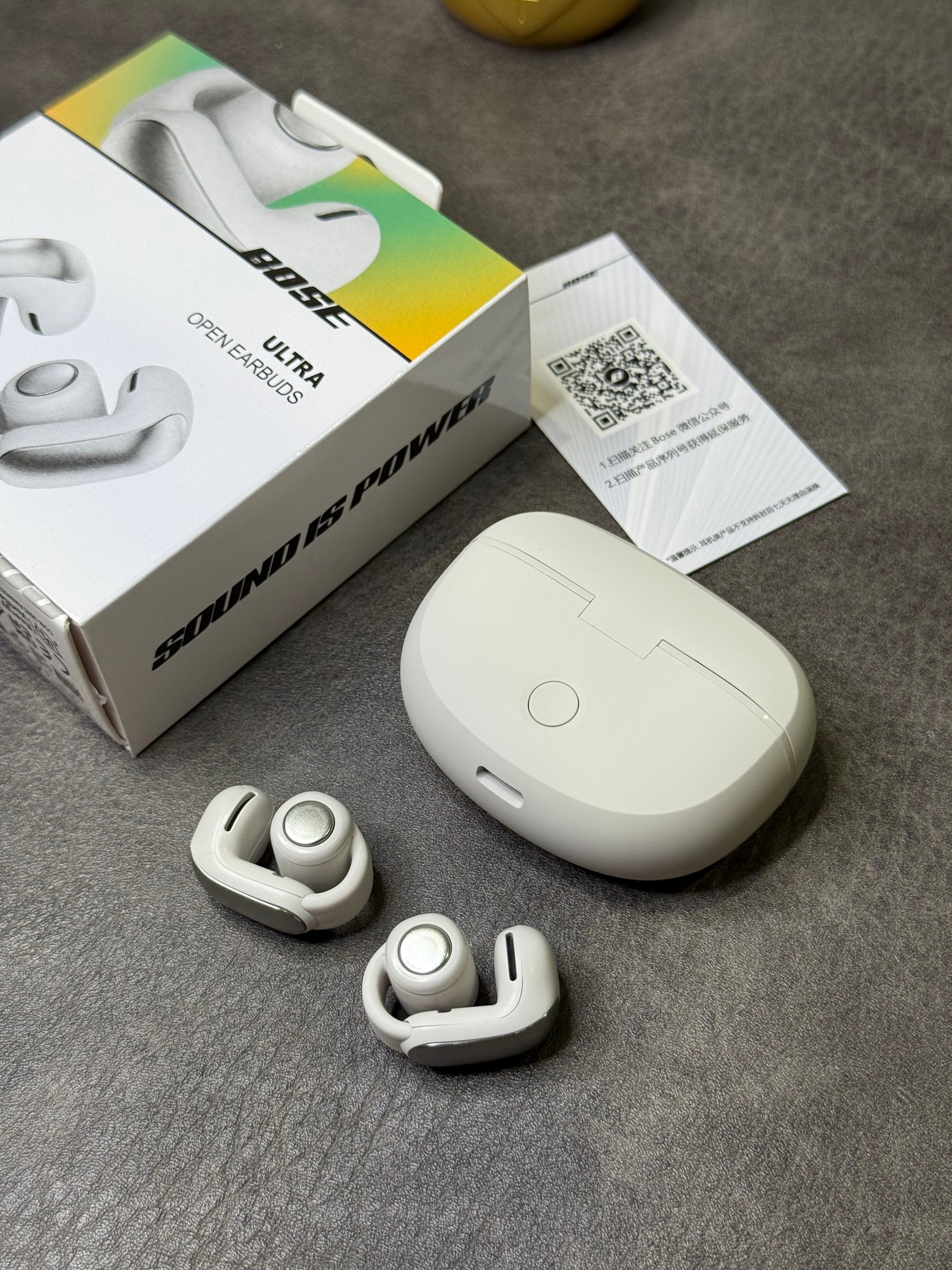 Fones de ouvido Bose Ultra Ear Clip Open na edição Poison