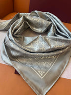 Lenço Gucci Quadrado de Seda Cor Cinza Prateado