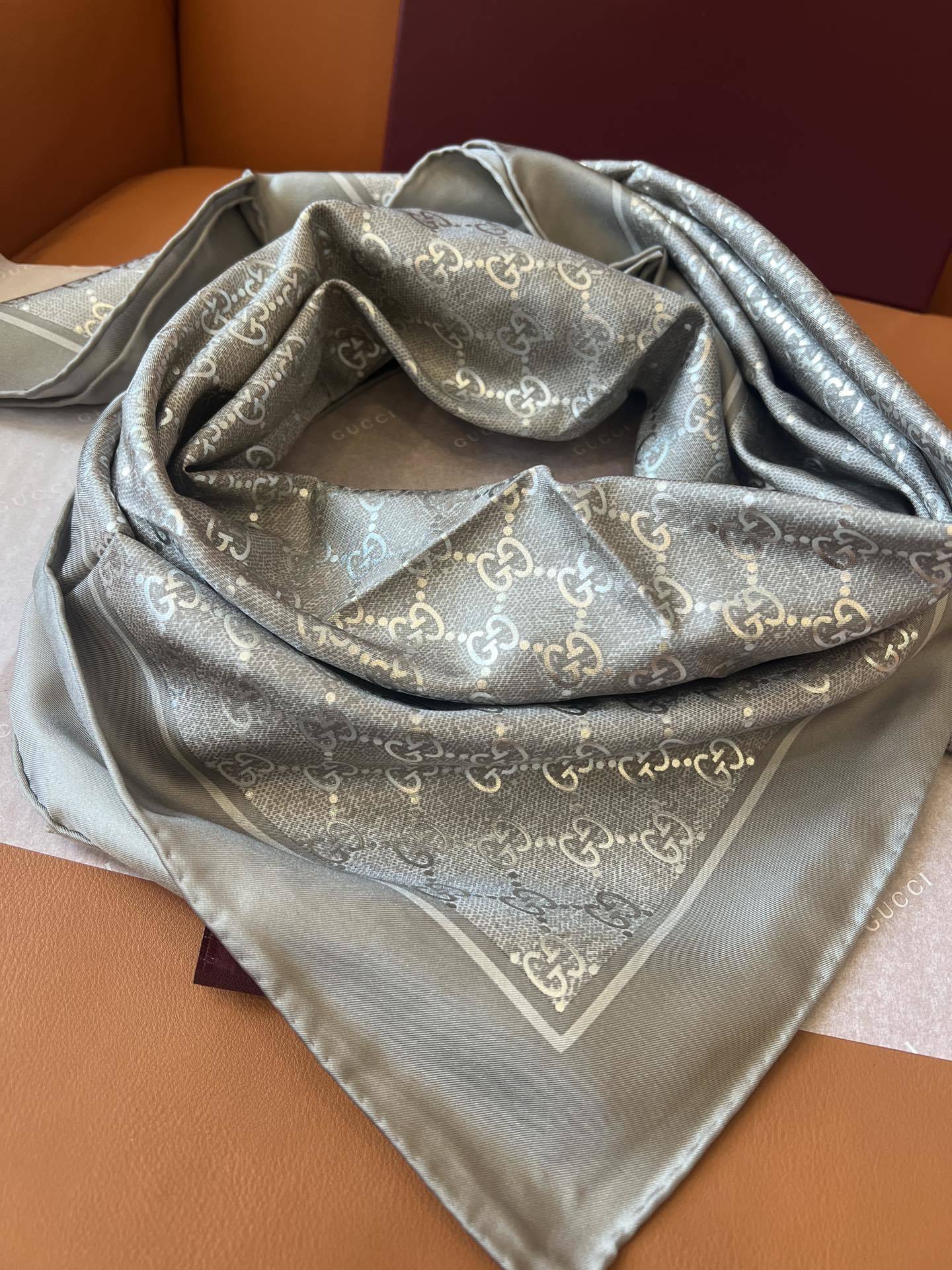 Lenço Gucci Quadrado de Seda Cor Cinza Prateado
