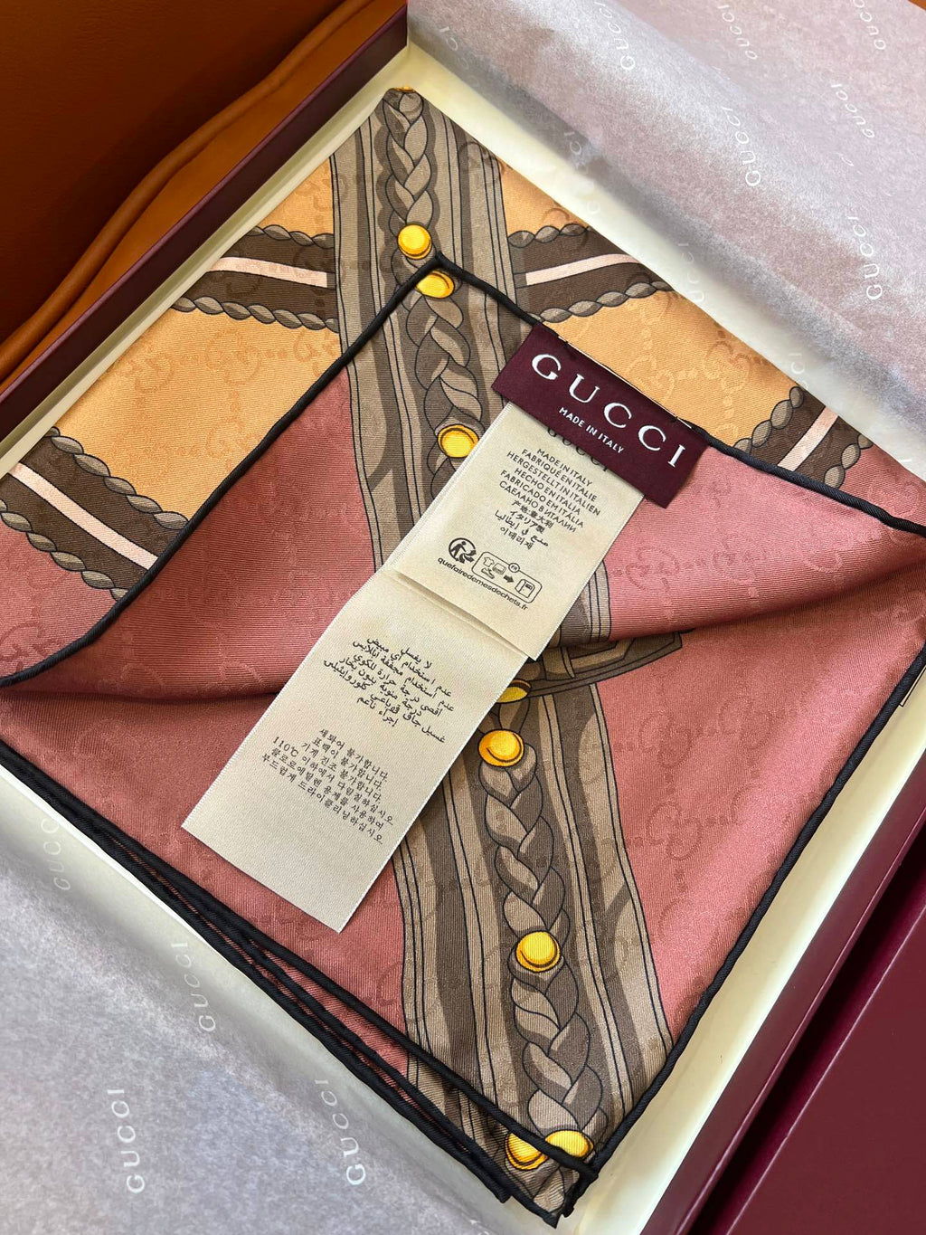 Lenço Gucci Quadrado de Seda Cor Rosa Antigo, Creme e Marrom Tabaco