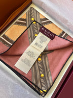 Lenço Gucci Quadrado de Seda Cor Rosa Antigo, Creme e Marrom Tabaco