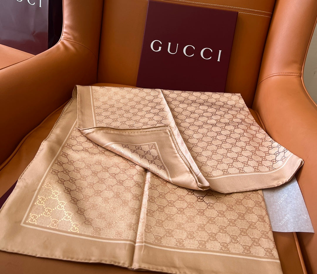 Lenço Gucci Quadrado de Seda Cor Nude Com Fundo Bege Rosado