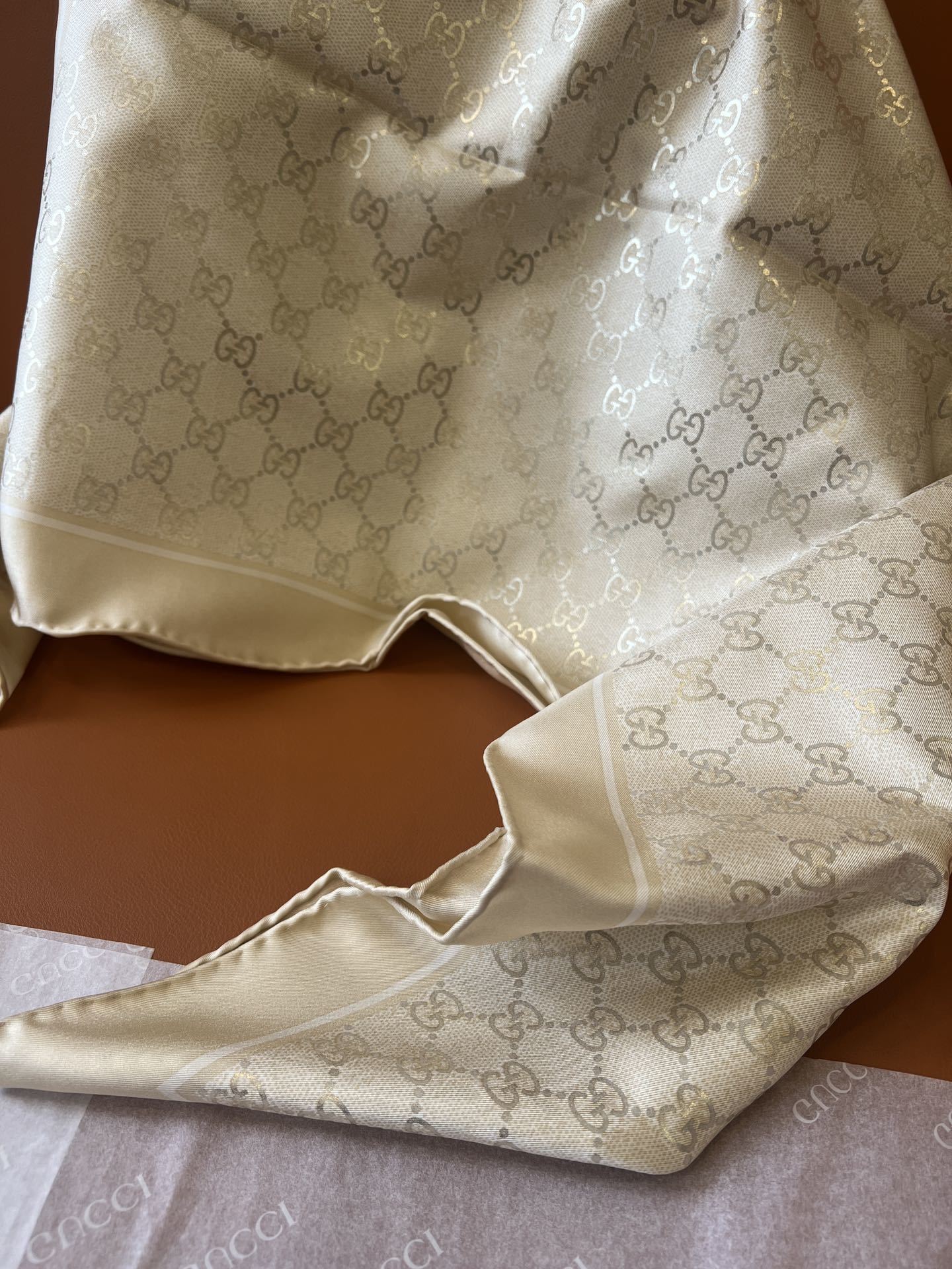 Lenço Gucci Quadrado de Seda Cor Off-white / Creme Perolado