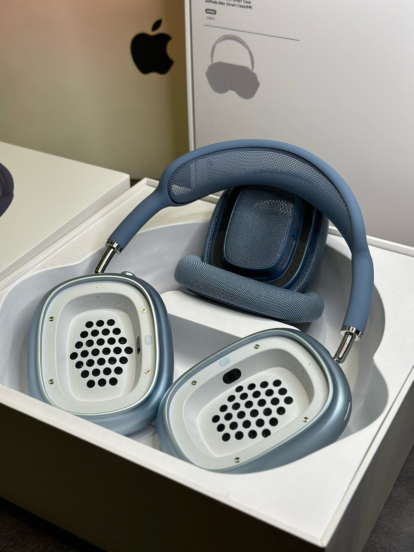 Apple AirPods Max Blue