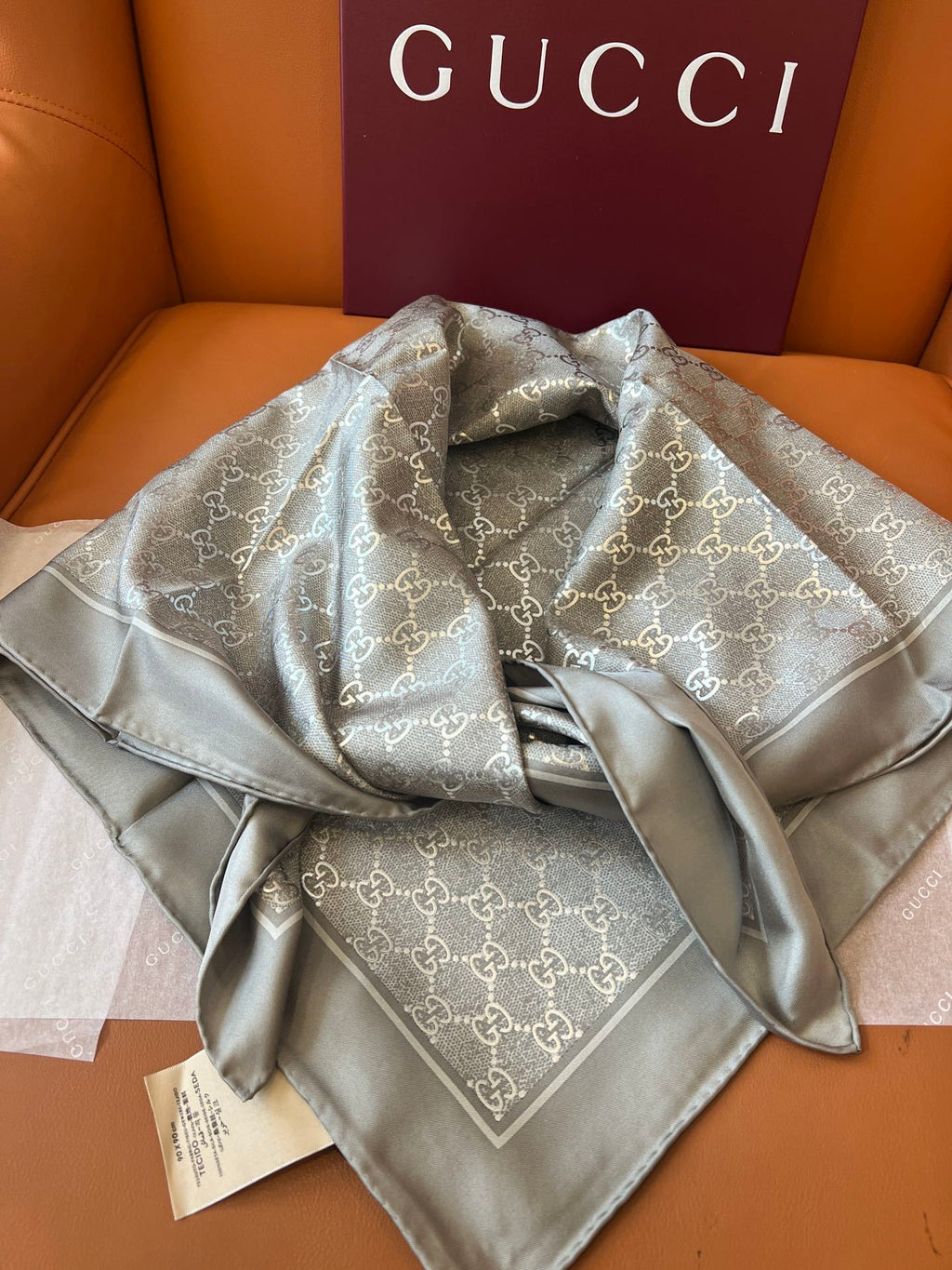 Lenço Gucci Quadrado de Seda Cor Cinza Prateado