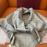 Lenço Gucci Quadrado de Seda Cor Cinza Prateado