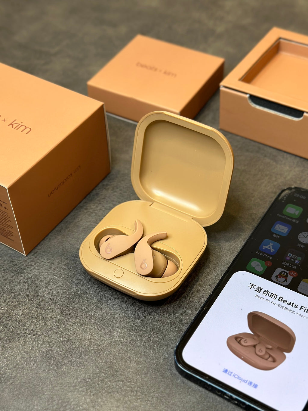 Beats Fit Pro x Kim com pop-up