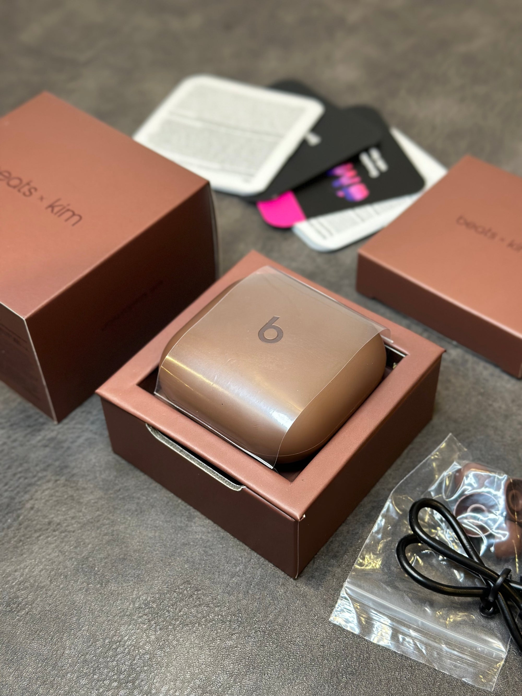 Beats Fit Pro x Kim com pop-up