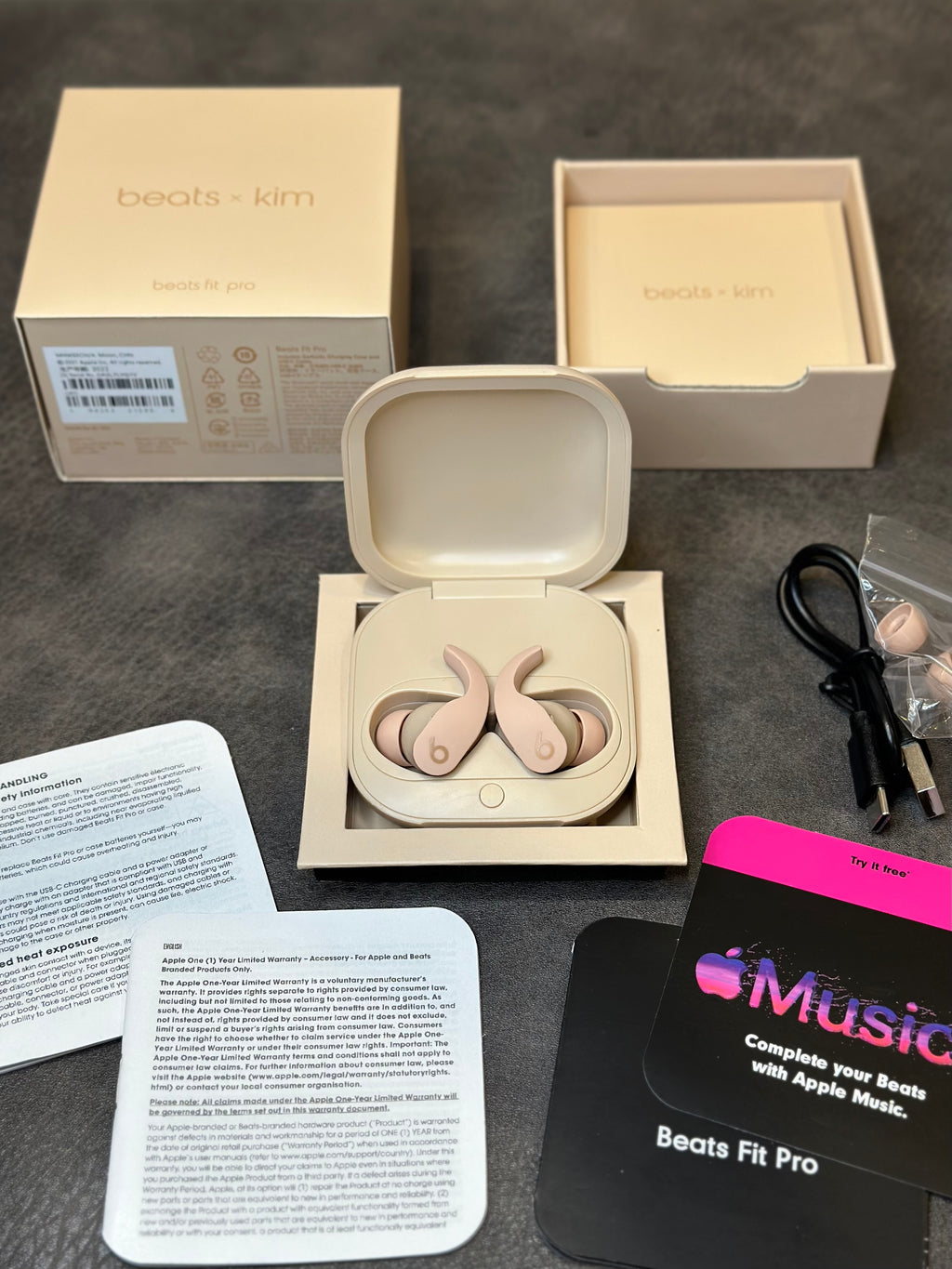 Beats Fit Pro x Kim com pop-up