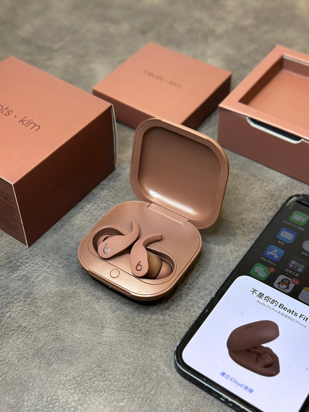 Beats Fit Pro x Kim com pop-up