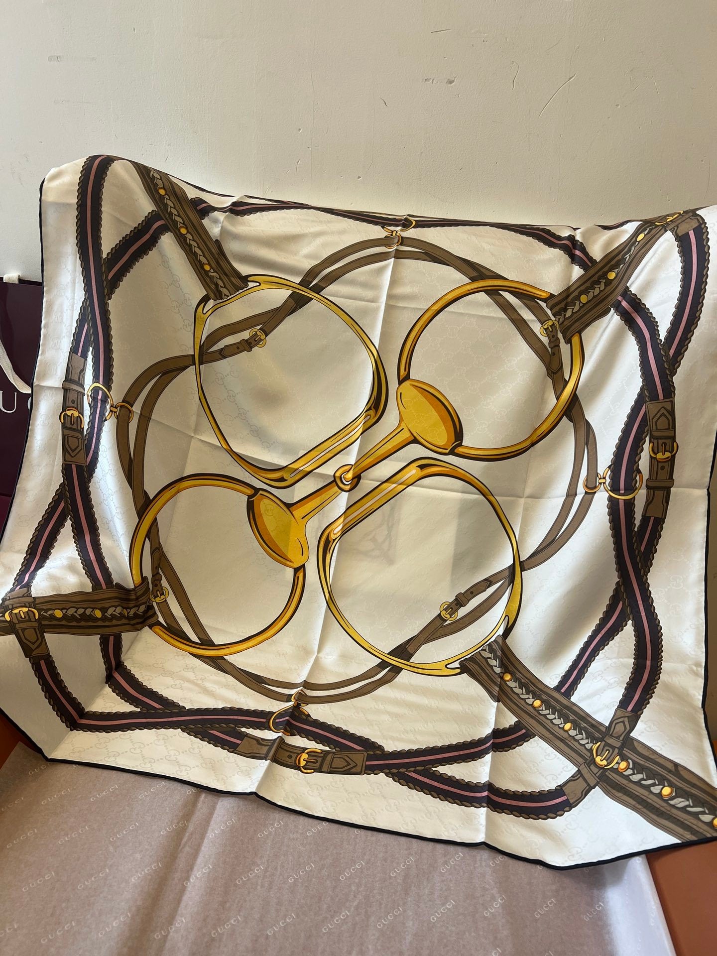 Lenço Gucci Quadrado de Seda Cor Fundo Creme/Marfim