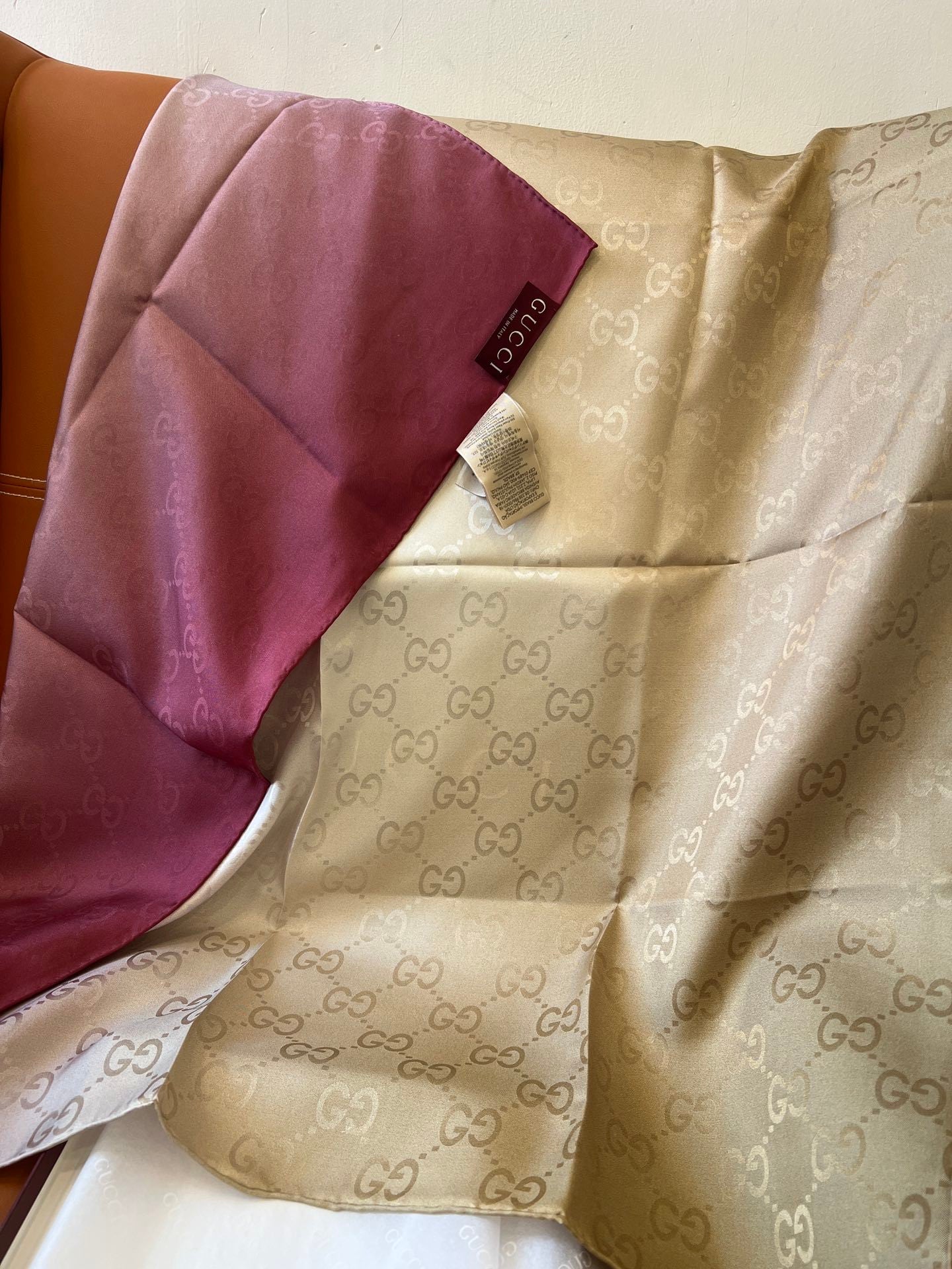 Lenço Gucci Quadrado de Seda Cor Degradê Rosado