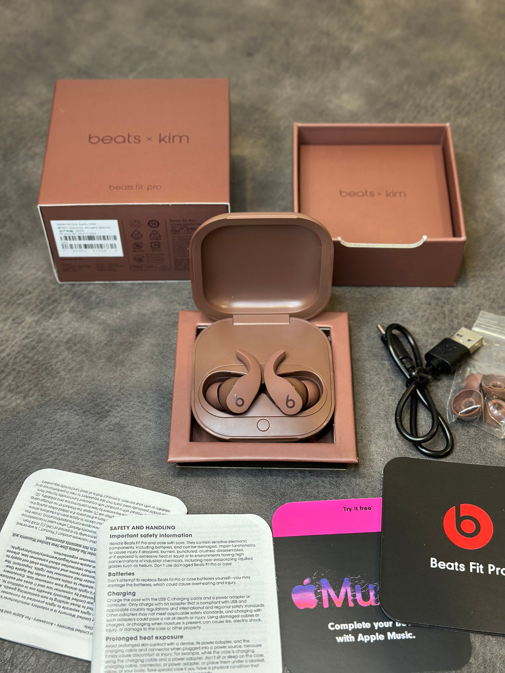 Beats Fit Pro x Kim com pop-up