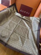 Lenço Gucci Quadrado de Seda Cor Marrom Escuro / Dourado
