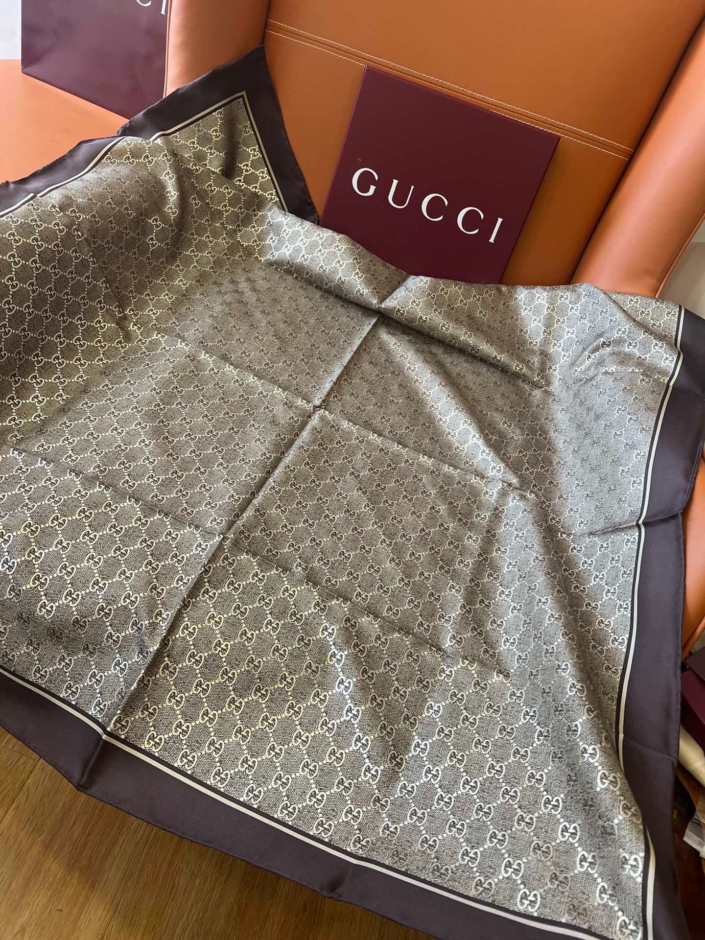 Lenço Gucci Quadrado de Seda Cor Marrom Escuro / Dourado