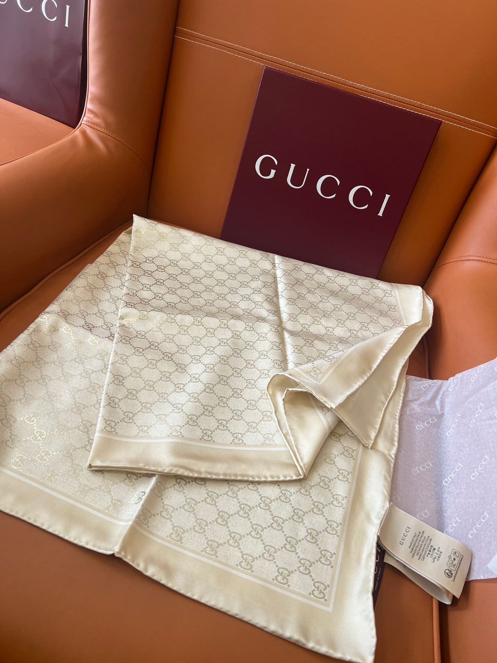 Lenço Gucci Quadrado de Seda Cor Off-white / Creme Perolado