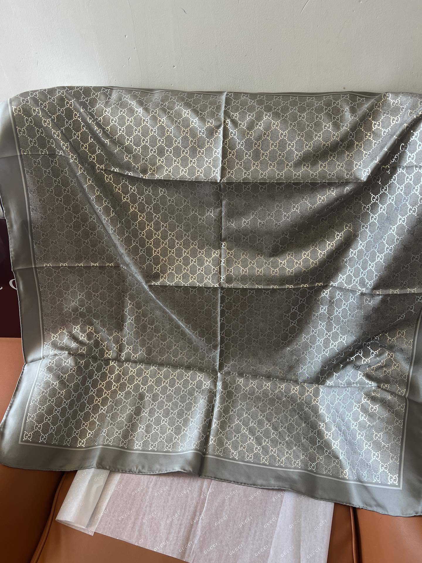 Lenço Gucci Quadrado de Seda Cor Cinza Prateado