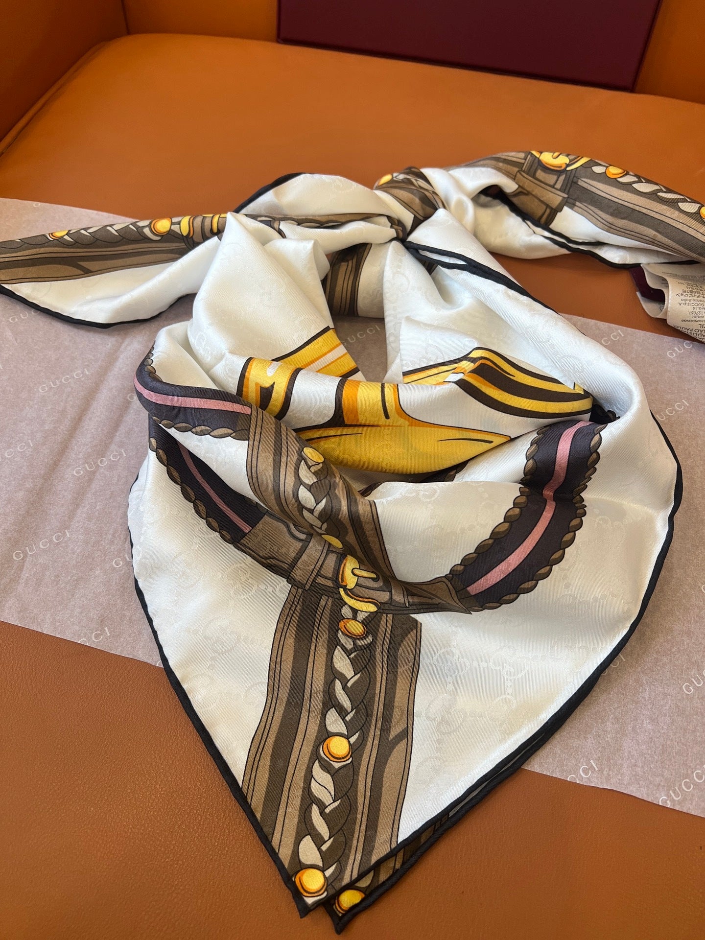 Lenço Gucci Quadrado de Seda Cor Fundo Creme/Marfim