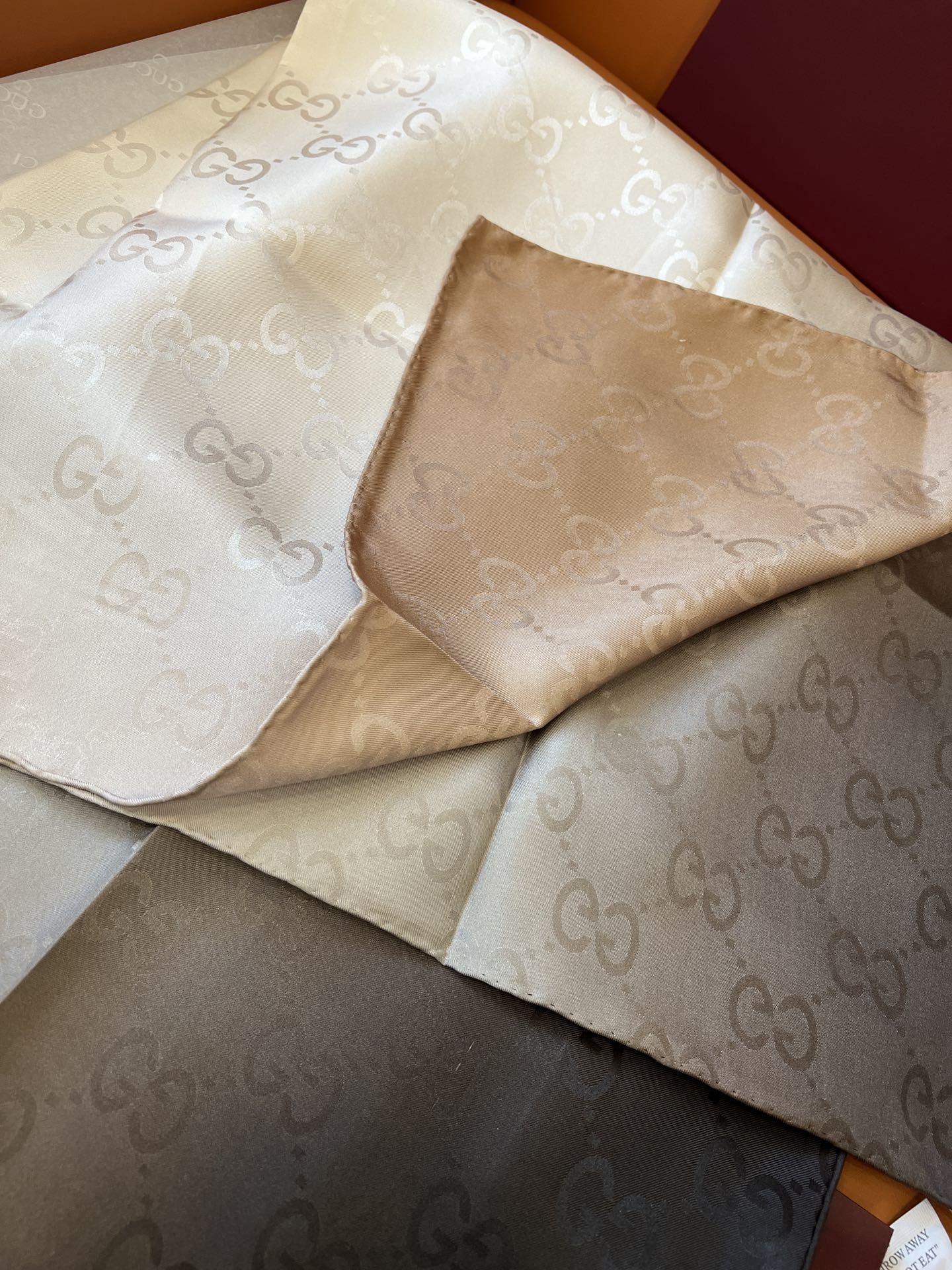 Lenço Gucci Quadrado de Seda Cor Marfim, Bege e Marrom Café.