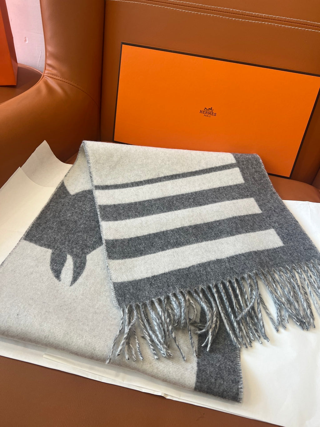 Cachecol Hermés Casaque Love Story  Cinza Mesclado e Branco